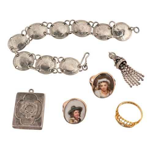 AN 18CT GOLD AND DIAMOND FIVE STONE RING AND FIVE FURTHER ITEMS (6)