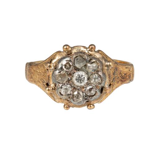 A GOLD AND DIAMOND CLUSTER RING