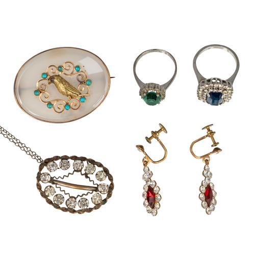 A VICTORIAN GOLD MOUNTED CHALCEDONY AND TURQUOISE BROOCH AND FOUR FURTHER ITEMS (6)