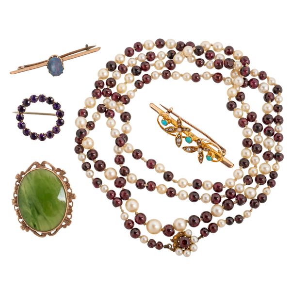 FOUR BROOCHES AND A GARNET BEAD AND CULTURED PEARL NECKLACE (5)