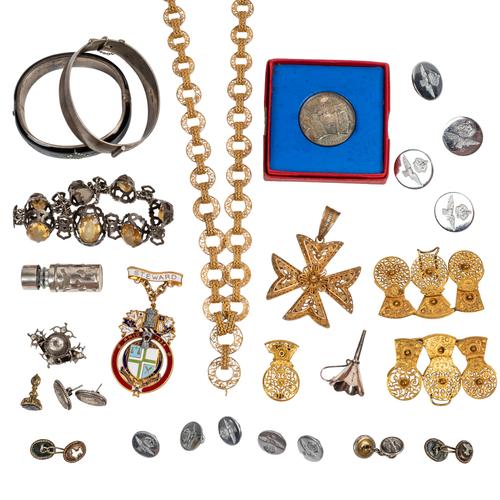 A GROUP OF JEWELLERY AND FURTHER ITEMS (QTY)