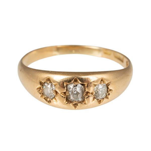 AN 18CT GOLD AND DIAMOND THREE STONE GYPSY RING