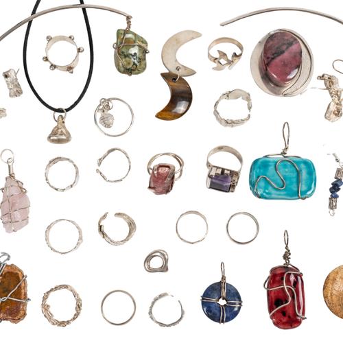 A GROUP OF SILVER AND SILVER MOUNTED JEWELLERY (30)