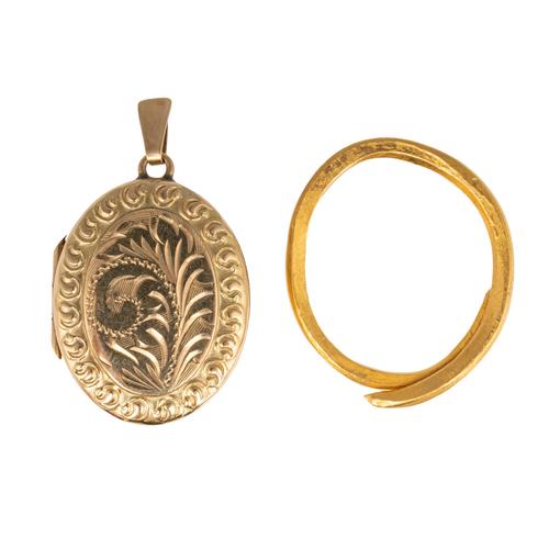 A GOLD RING AND A GOLD BACK AND FRONT OVAL PENDANT LOCKET (2)