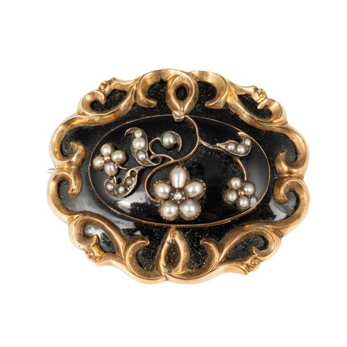 A VICTORIAN SHAPED OVAL BLACK ENAMELLED MOURNING BROOCH