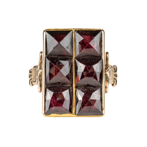 A GOLD AND GARNET PANEL SHAPED SIX STONE RING