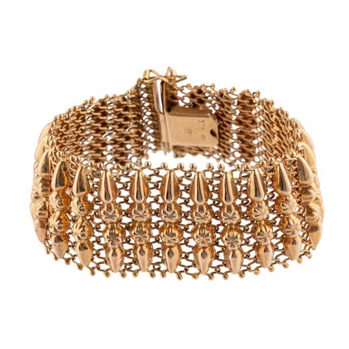 AN ASIAN GOLD BRACELET