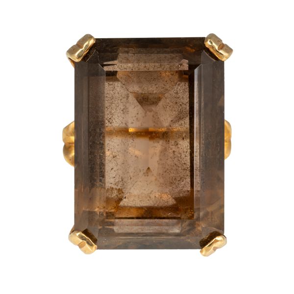 A 9CT GOLD AND SMOKY QUARTZ SINGLE STONE RING