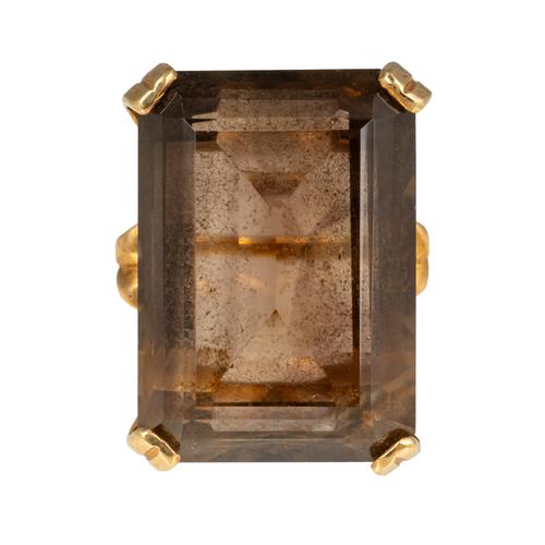 A 9CT GOLD AND SMOKY QUARTZ SINGLE STONE RING