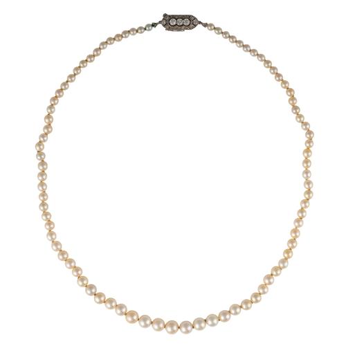 A SINGLE ROW NECKLACE OF GRADUATED CULTURED PEARLS