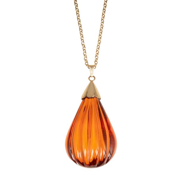 A GOLD AND TRANSLUSCENT AMBER PENDANT WITH A 9CT GOLD NECKCHAIN (2)