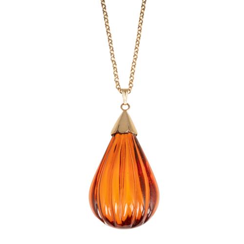 A GOLD AND TRANSLUSCENT AMBER PENDANT WITH A 9CT GOLD NECKCHAIN (2)