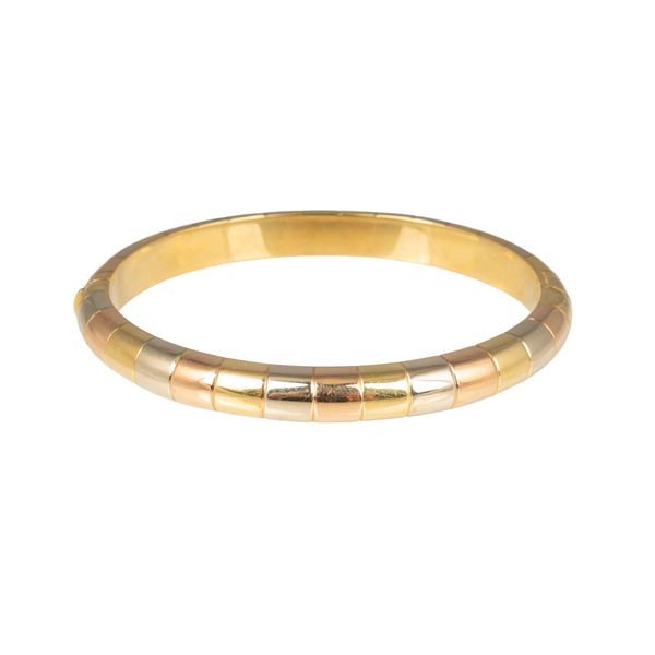 A THREE COLOUR GOLD OVAL HINGED BANGLE