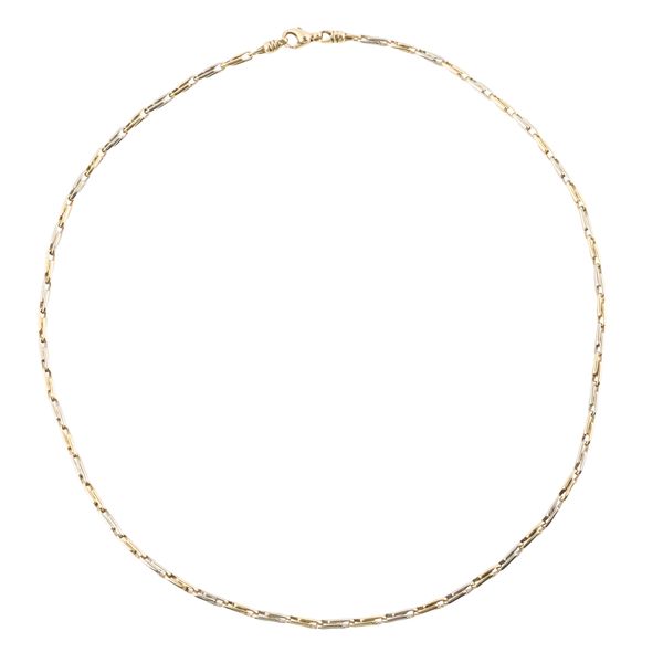 A TWO COLOUR GOLD NECKLACE IN A TWIN BAR LINK DESIGN