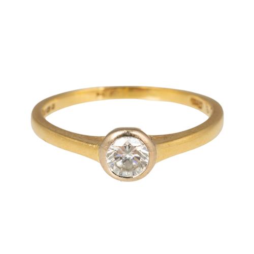 AN 18CT GOLD AND DIAMOND SINGLE STONE RING