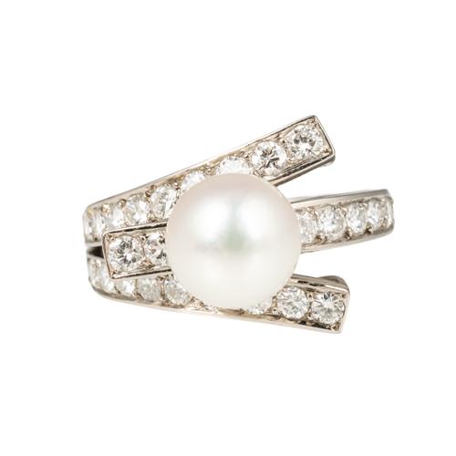 A WHITE GOLD, DIAMOND AND CULTURED PEARL RING