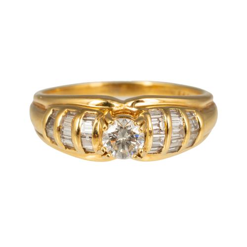 AN 18CT GOLD AND DIAMOND RING