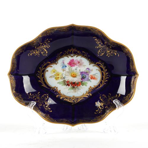 A SMALL MEISSEN PORCELAIN SHAPED OVAL DISH