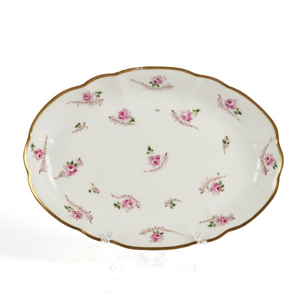 A NANTGARW PORCELAIN SHAPED OVAL DISH