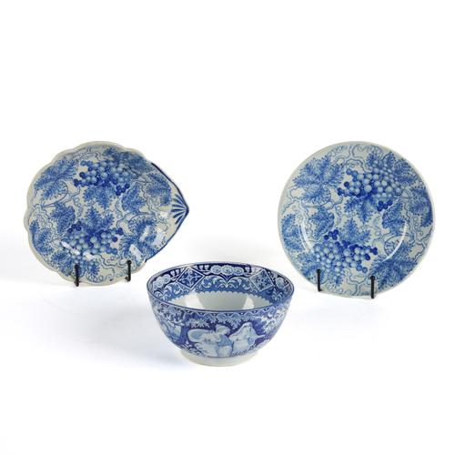 A SWANSEA POTTERY BLUE AND WHITE SHELL-SHAPED DESSERT DISH AND PLATE (3)
