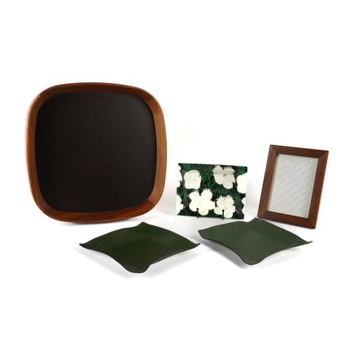 A FIGURED WALNUT SQUARE TRAY FOR PORADA TOGETHER WITH A LINLEY PHOTOGRAPH FRAME AND LEATHER KEY TRAYS (5)