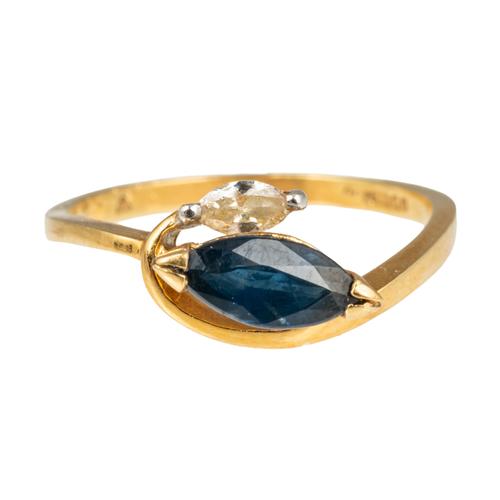 A DIAMOND AND SAPPHIRE RING (2)