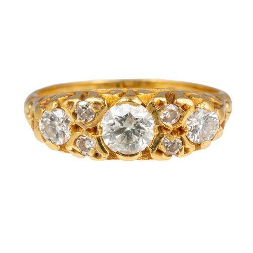AN 18CT GOLD AND DIAMOND RING