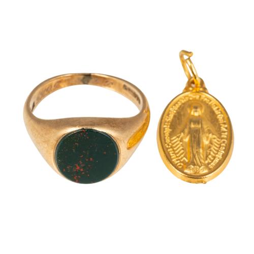 A 9CT GOLD AND BLOODSTONE SIGNET RING AND A PENDANT (2)