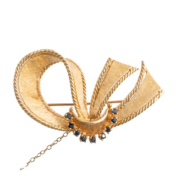 A GOLD AND SAPPHIRE BROOCH
