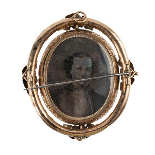 A VICTORIAN OVAL BROOCH