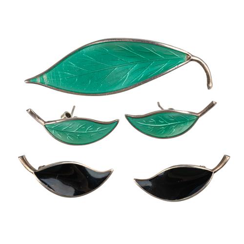 A DAVID ANDERSON BROOCH AND TWO PAIRS OF EARRINGS (5)