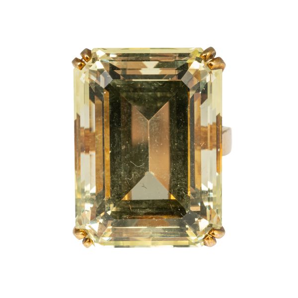 A GOLD AND LEMON QUARTZ SINGLE STONE RING
