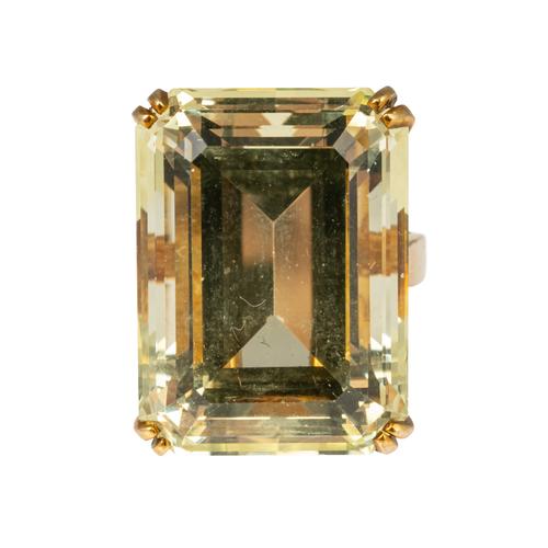 A GOLD AND LEMON QUARTZ SINGLE STONE RING