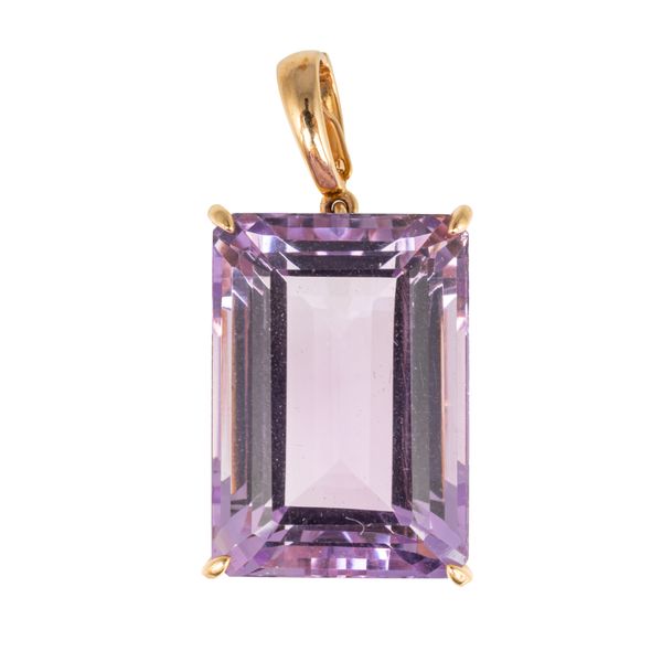 A GOLD AND AMETHYST PENDANT