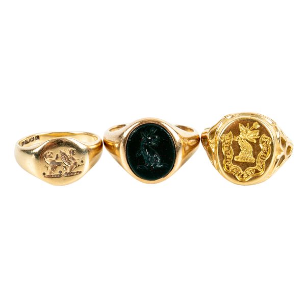 THREE SIGNET RINGS (3)