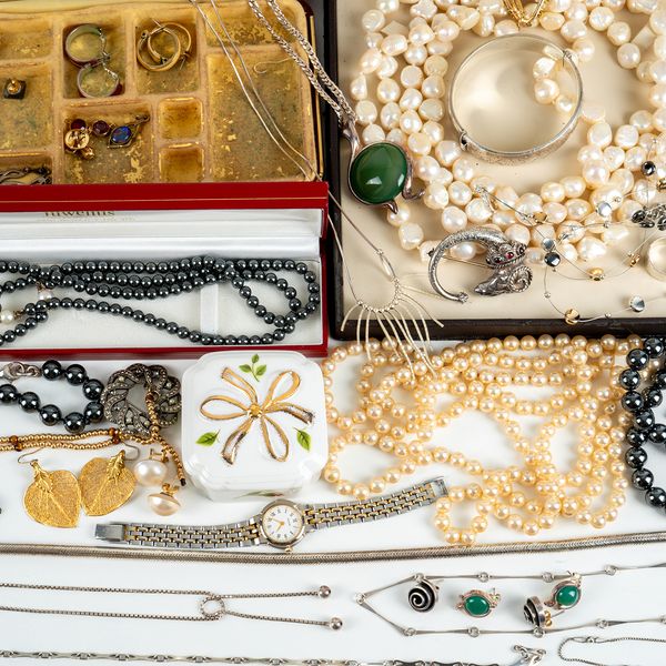 A GROUP OF JEWELLERY (QTY)