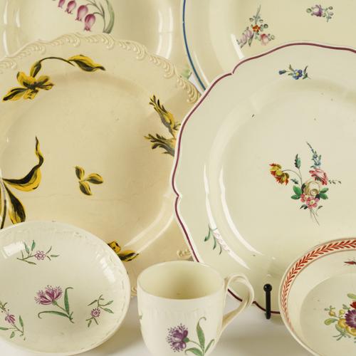 A GROUP OF FLOWER PAINTED CREAMWARE ( 12)