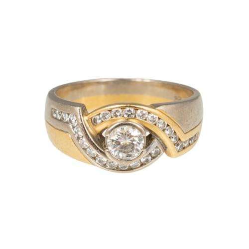 A BICOLOUR GOLD AND DIAMOND RING