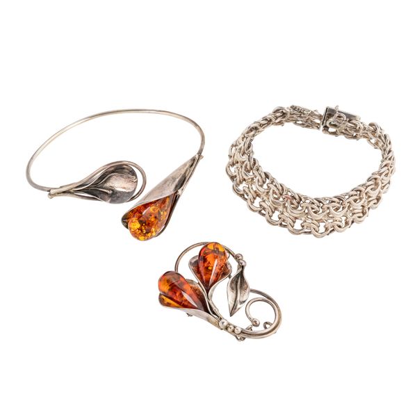 A GROUP OF SILVER AND AMBER JEWELLERY (4)