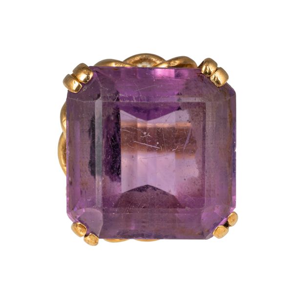 A 9CT GOLD AND AMETHYST DRESS RING