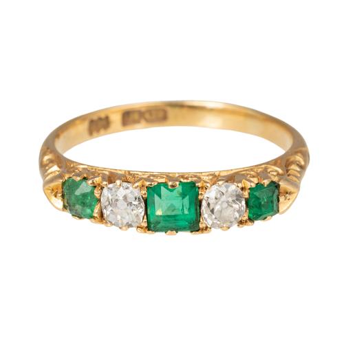 A GOLD, EMERALD AND DIAMOND FIVE STONE RING