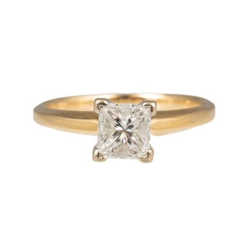 A GOLD AND PRINCESS CUT DIAMOND SOLITAIRE RING