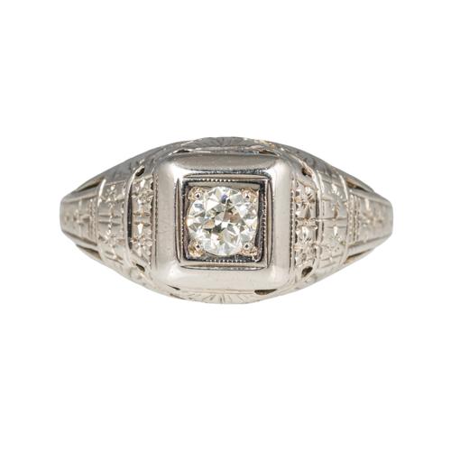 A WHITE GOLD AND DIAMOND RING