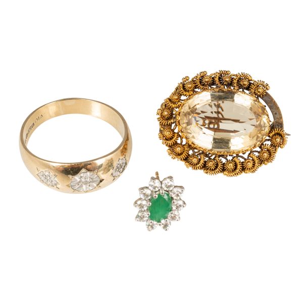 A 9CT GOLD AND DIAMOND THREE STONE RING, A BROOCH AND AN EARSTUD (3)