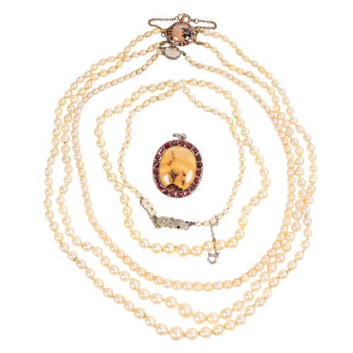 THREE NECKLACES AND A PENDANT (4)