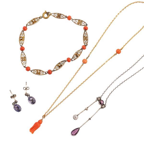 FOUR ITEMS OF JEWELLERY  (5)