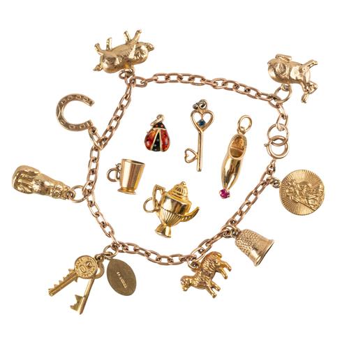 A GOLD CHARM BRACELET AND FIVE LOOSE  GOLD CHARMS (6)