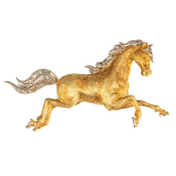 A GALLOPING HORSE BROOCH (2)