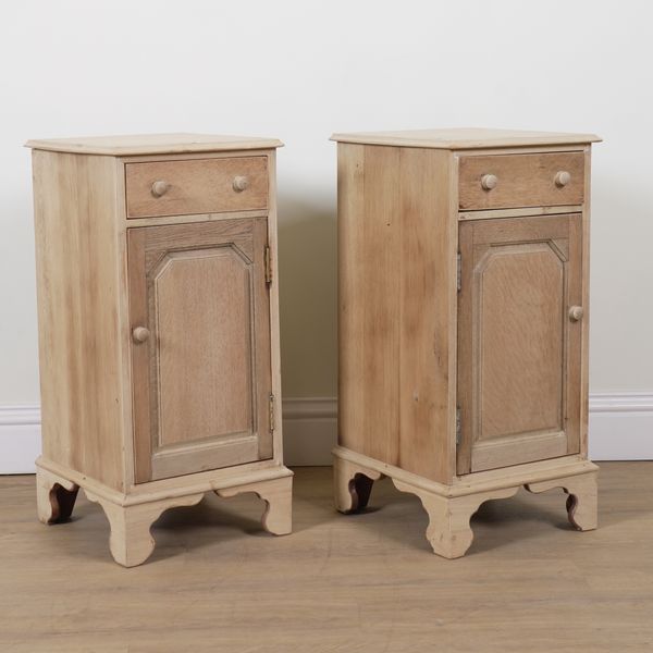 A PAIR OF 18TH CENTURY STYLE BLEACHED OAK BEDSIDE CABINETS (2)