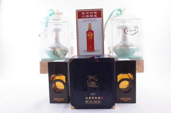 4 BOTTLES BAIJIU AND 2 AMARETTO